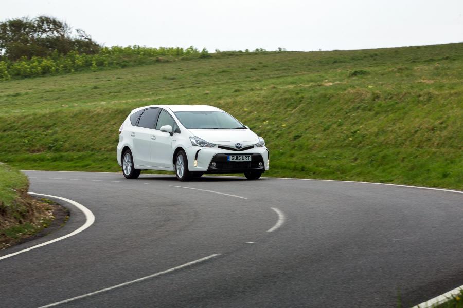  Toyota Prius + 2015 года  (UK) (фото 17 из 25)